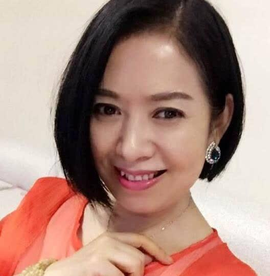 "赵四"老婆扮演者开直播变大美女,化妆后年轻又漂亮