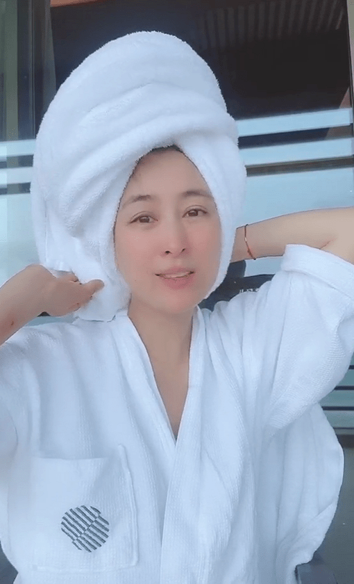 马苏做了一个浴帽头型出境。近日