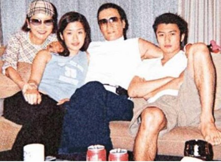 从星二代到歌手演员再到美食主理人,谢霆锋风云变幻的