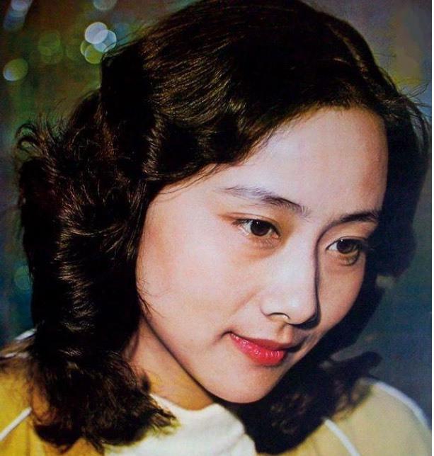 《囧妈》黄梅莹竟已经70岁了!雪地里吊威亚狂奔,徐峥都感动泪目