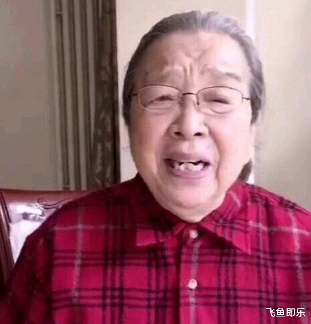"容嬷嬷"李明启致敬武汉干警,84岁的老人神情激动落泪