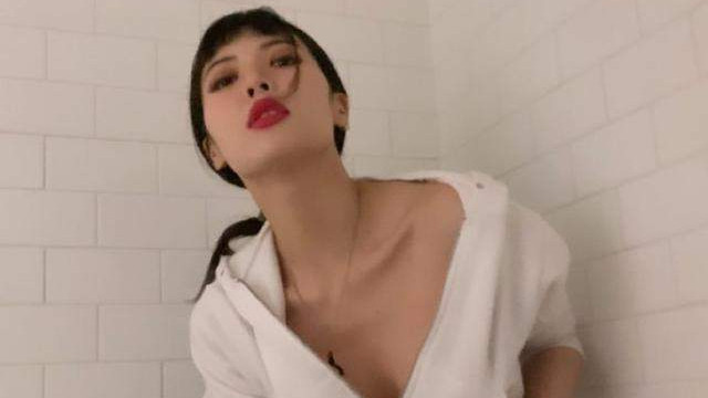 韩女星金泫雅美艳浴室照，锁骨惊人，有一个地方让人移不开眼！