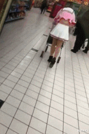 爆笑gif趣图:妹子你技术不行,就别玩超市小推车了