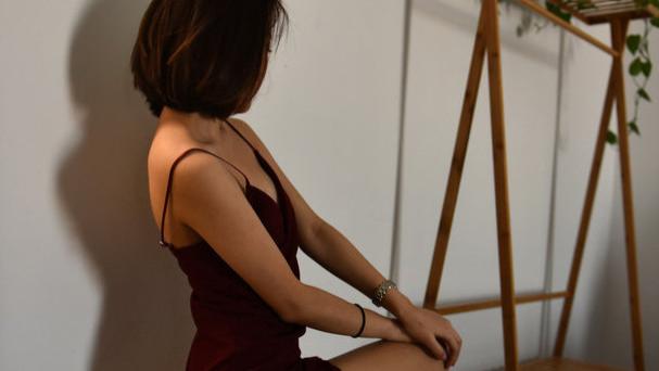 美女穿上吊带睡衣，好身材是亮点