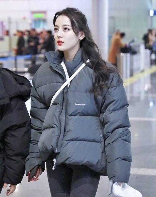 女明星羽绒服街拍,这几款搭配让你穿出时尚范