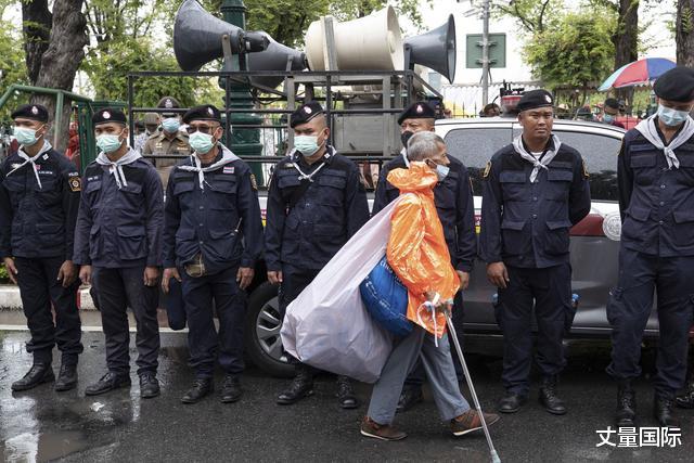 泰国爆发规模最大抗议活动 示威者逼近皇宫设牌匾挑战王室 国际资讯 娱乐新闻网
