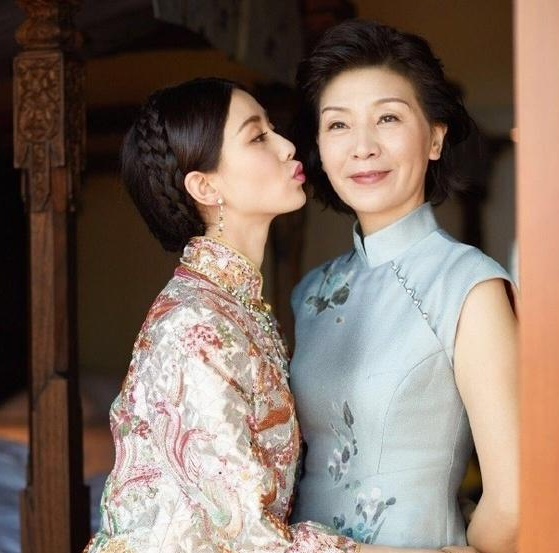 赵丽颖妈妈端庄,杨幂妈妈大气,刘诗诗妈妈气质,唯独她
