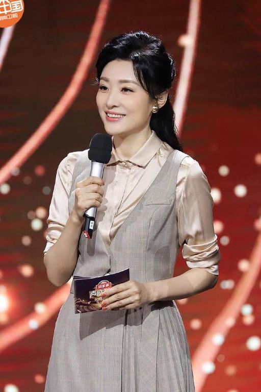 52岁周涛离开央视气质越来越佳,一袭马甲配香槟衬衫美