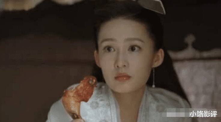 李沁的"鱿鱼坐"火了,姿态优雅美腿线条完美,一般女人可是学不来!