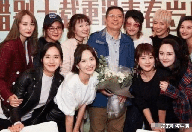 佟丽娅参加同学聚会拍合照,站中间的她美得突出,和同学仿佛隔辈人