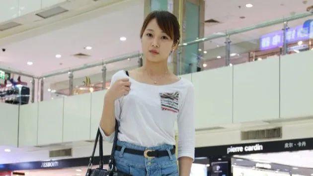 李连杰|李连杰大女儿：父亲为利智抛弃糟糠妻，异母妹妹坐拥20亿她靠自己