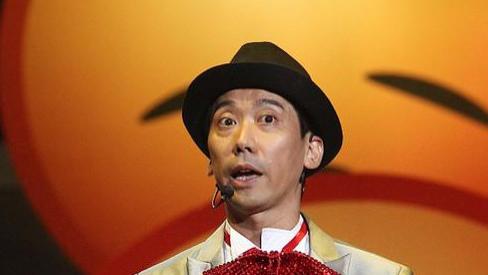 张达明@55岁张达明患癌后双脚肌肉萎缩行走迟缓，周润发陪伴爬山助力康复