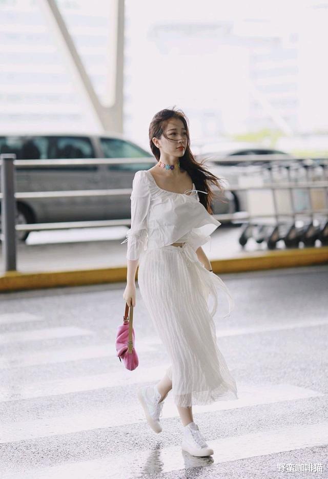 虞书欣是颜值出挑的"豪门娇女",穿上露肩连衣裙,有公主般气质