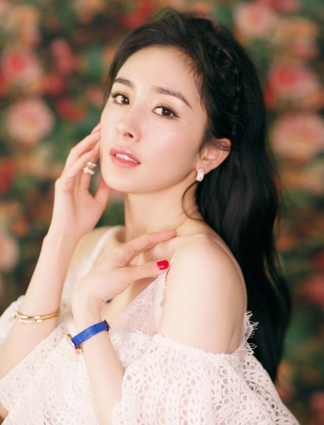 明星和路人果然有差别,杨幂穿去年最火的网红裙,差距一目了然