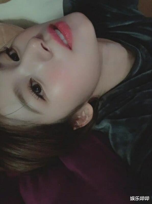 twice成员sana晒 私照 在昏暗中躺着 也依旧发光的美貌 娱乐资讯 娱乐新闻网