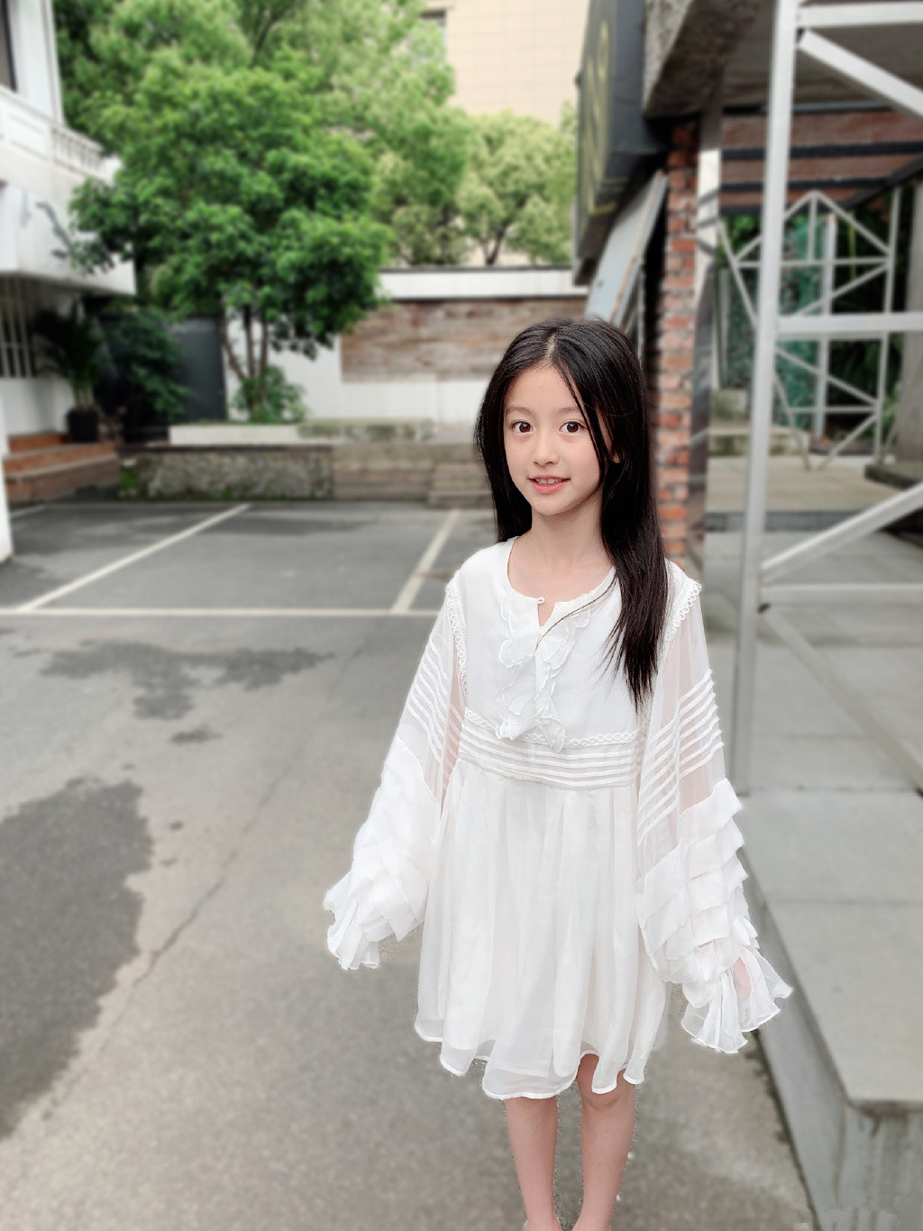 因为"逆天颜值"被禁止整容的童模裴佳欣,穿学院风套装美成公主
