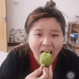 (郭老师吃播合集视频) 这种独特的吃法成了网友们的造梗源泉,被各路