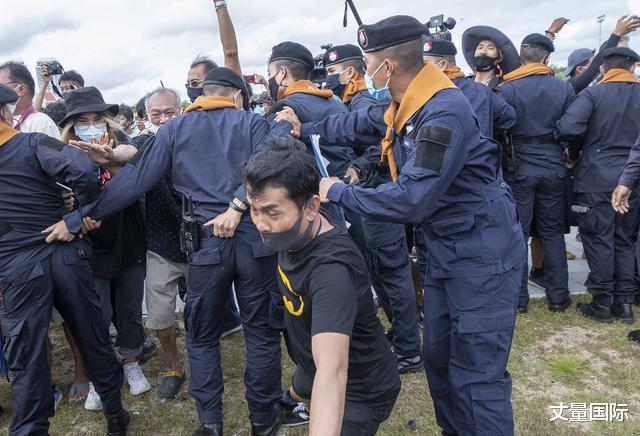 泰国爆发规模最大抗议活动 示威者逼近皇宫设牌匾挑战王室 国际资讯 娱乐新闻网