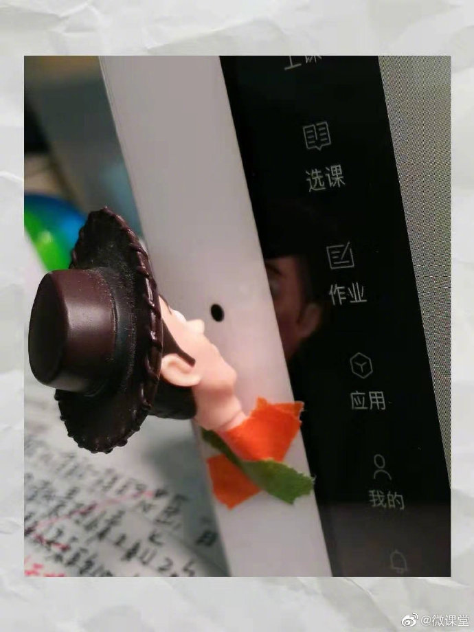 因上网课必须露个脸，于是网友想