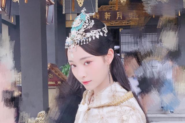 都说许佳琪很a,古装却暴露柔美一面,这还是我们熟悉的
