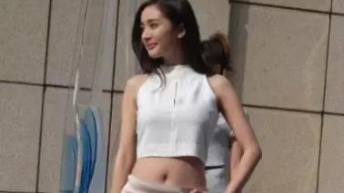 杨幂@杨幂的身材有多“炸”？当看到路人镜头下的她，网友：我没眼花吧