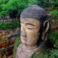 大佛脚下的荒唐事