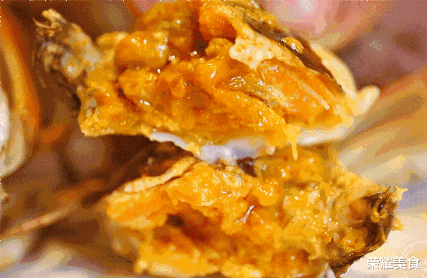 关于螃蟹,很多人对蟹黄和蟹膏分不清楚,简单来说蟹黄橘红蟹膏白