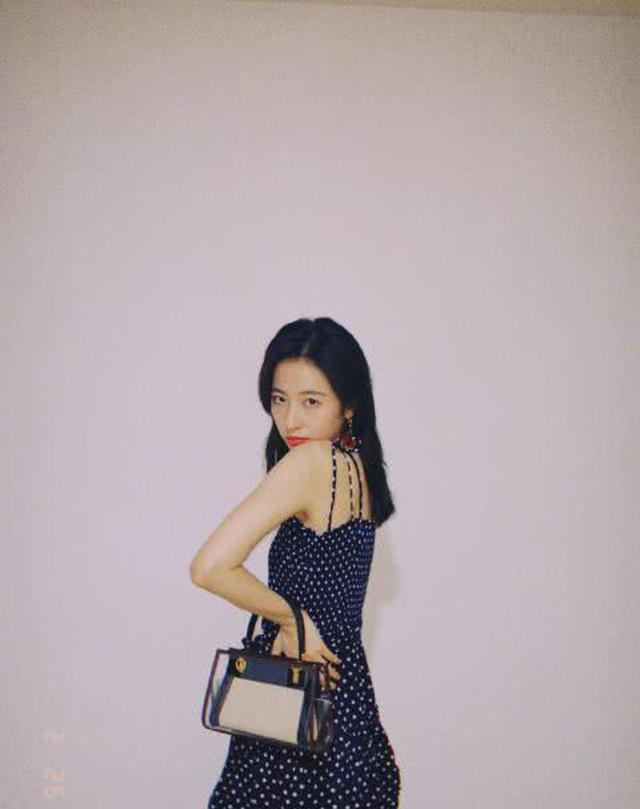 周雨彤私服造型来啦,这样的波点吊带女孩也太可爱了吧