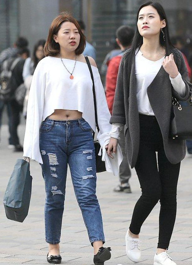 胖女孩不逊色,搭配露脐装彰显时尚