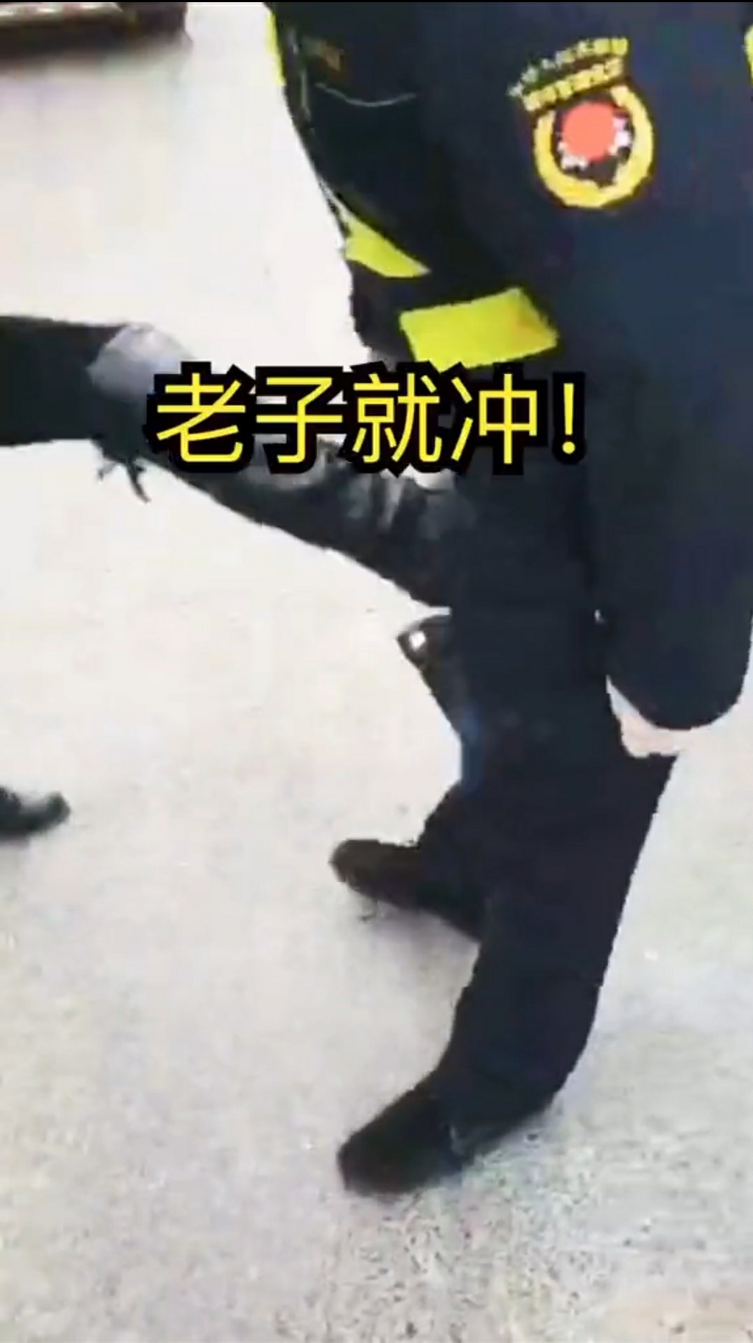 大快人心 女子蛮横冲岗还用脚踹警察 被民警一招锁喉依法制服 社会资讯 娱乐新闻网