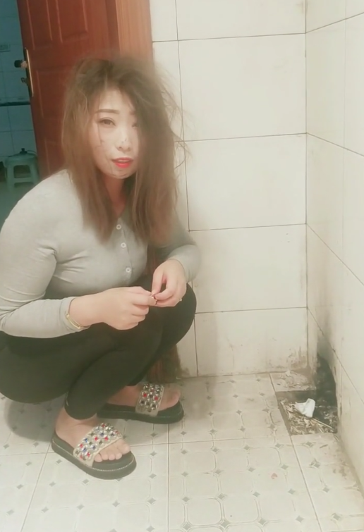 嫂子太皮了,看这模样是做饭失败了吧!