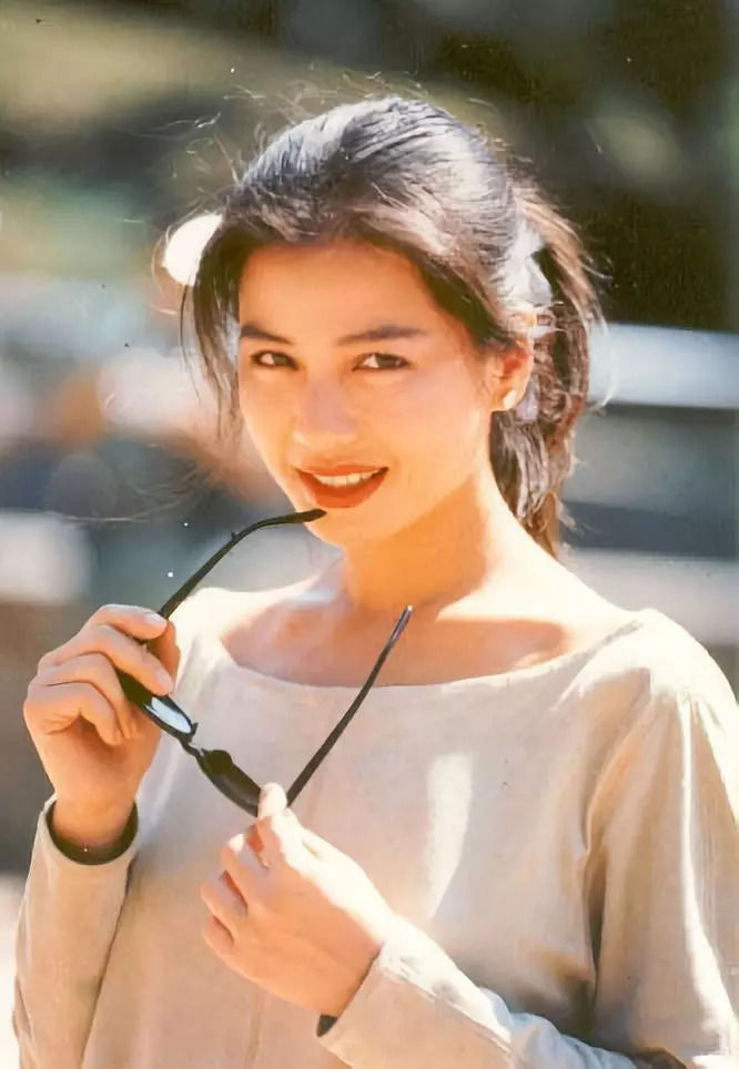 51岁邱淑贞和48岁袁咏仪同框美如画:这才是香港女星颜值巅峰!