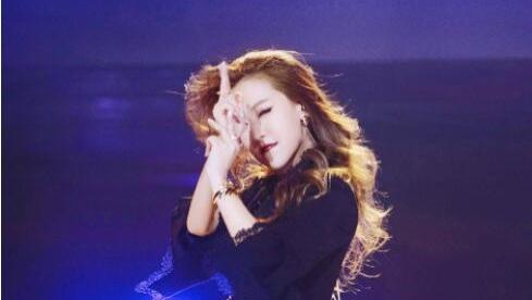 白冰|白冰离婚后为养家走穴，生图比精修还美，能回到京城四美时代吗