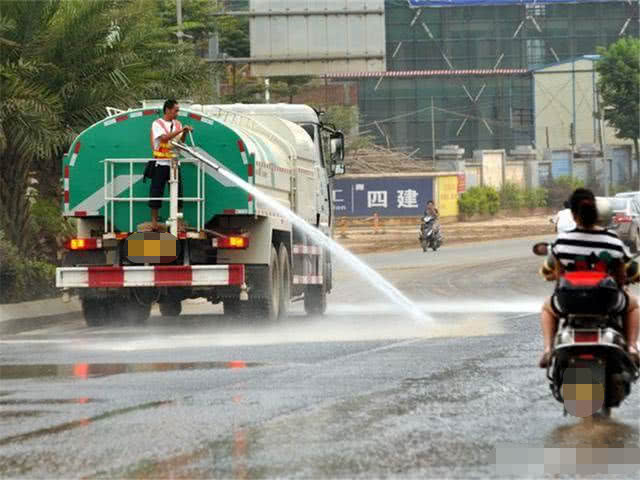 城市洒水车被车主吐槽,车和人都"洗澡",为啥不取消?