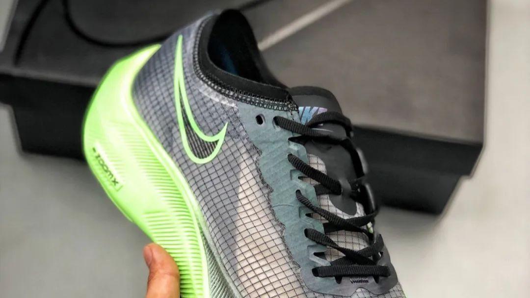 最亲民的专业跑鞋，Nike Zoom Next%黑绿配色开箱测评
