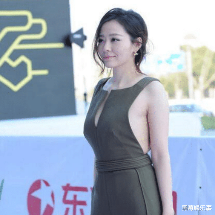 张靓颖穿"露背"长裙 本想展示自己的美丽 结果"胸贴"露了出来