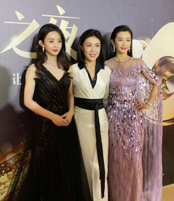 赵丽颖李冰冰亲密合照,两人相互牵手情同姐妹,私下关系匪浅