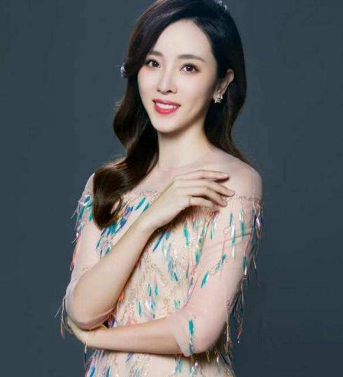 毕业于北大主持过7次春晚,老公成迷儿子帅气,李思思的