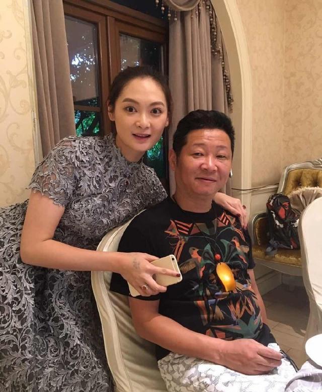 不做演员隐退经商,娶模特妻子深山养鸡,今50岁身家上亿