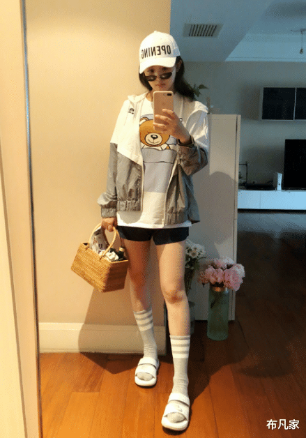 选秀鼻祖张含韵,15岁穿搭不过时,冻龄美貌宛如迪士尼在逃公主!