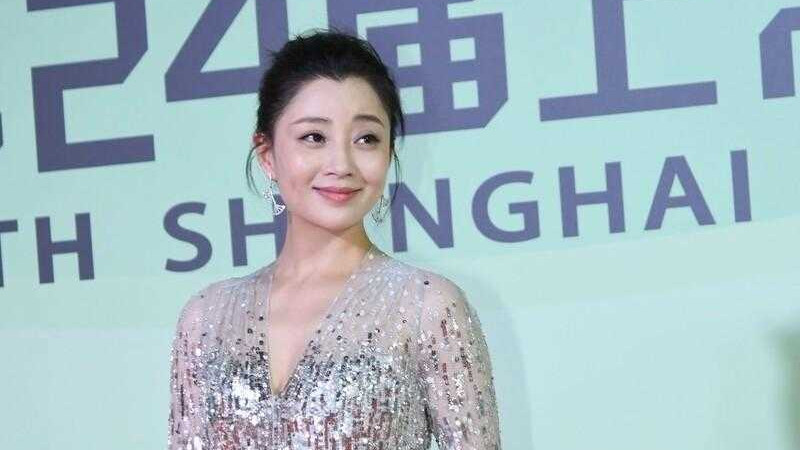 殷桃真是“人间绝色”,一袭亮银色连衣裙配丸子头,美得惊艳全场