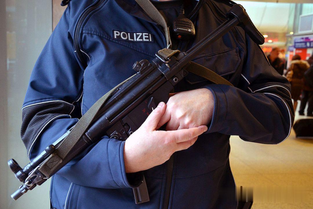 各种游戏里出现的ump冲锋枪 为何现实中少有人问津 未分类资讯 八戒游戏