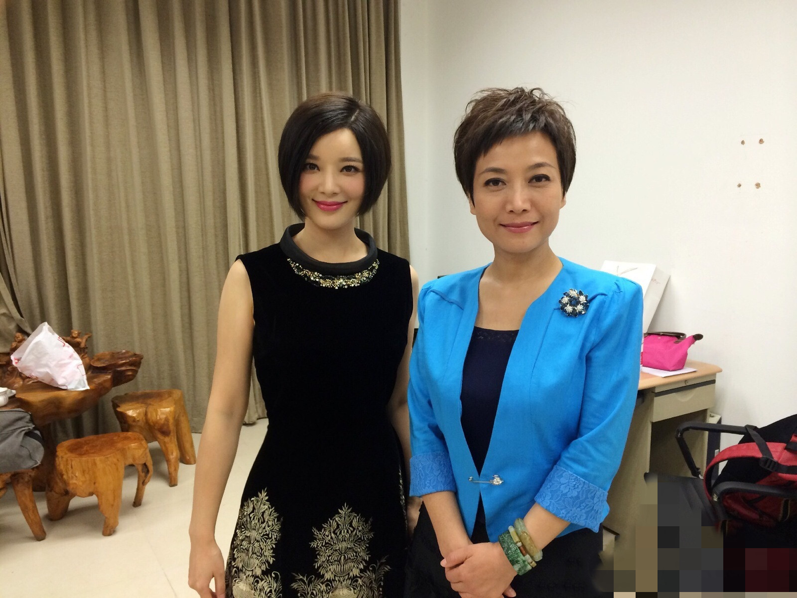 胡蝶主持央视元宵晚会面无表情像"假人",从一线女主播