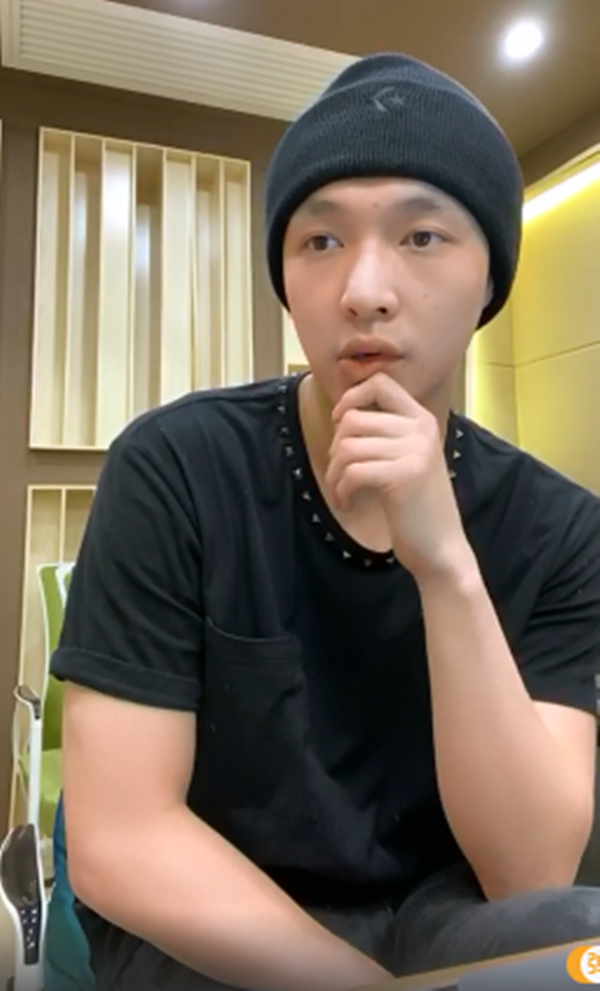 头发太长了 怎么营业 王一博张艺兴戴帽子直播 肖战出高招 娱乐资讯 英雄联盟lol
