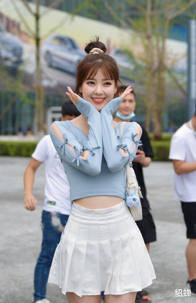 玲珑有致的身材，搭配漂亮的小脸蛋，甜蜜笑容的清纯小妹妹