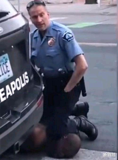 特朗普 被警察压死的黑人确诊新冠病毒 死于心肺骤停意味什么 社会资讯 早游戏