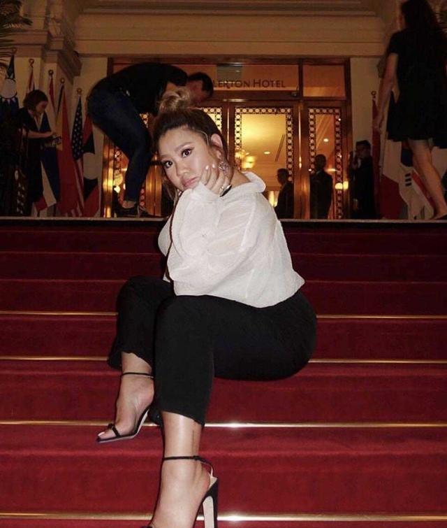 郑欣宜是胖子又怎样?扎高丸子头高雅感好迷人,女神气质挡不住