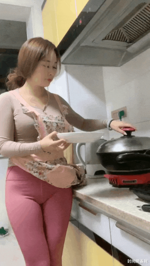 可爱少妇在家做饭,长袖搭配粉色紧身裤,贤惠又温柔!