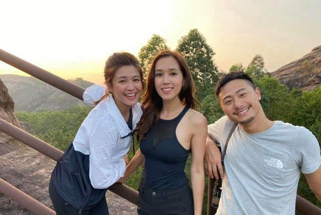 tvb傅嘉莉不畏肺炎,戴口罩穿雨衣出国录节目,秀泳衣终极性感!