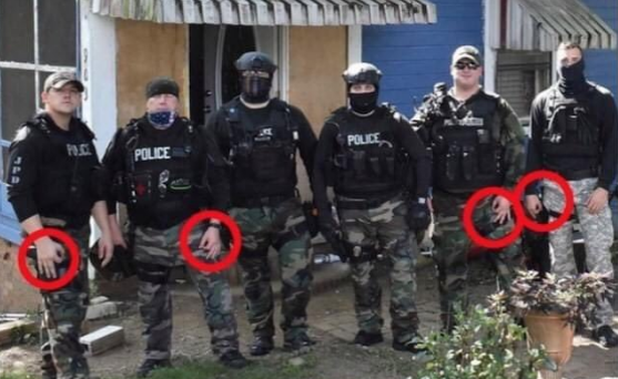 美国警察手势再次闯大祸 数十万人街头愤怒抗议 白宫紧急调援兵 军事资讯 娱乐新闻网